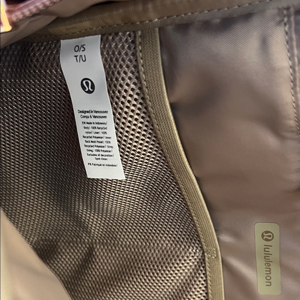 Lululemon Everywhere Backpack 22L
Metal Hardware - Picture 15 of 17